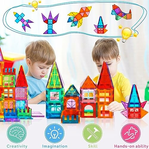 Barn leker med färgglada magnetiska byggplattor